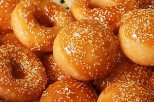 Chỉ vài nghìn đồng/chiếc, loại bánh vàng óng của Việt Nam từng được Mỹ vinh danh top món ngon nhất thế giới