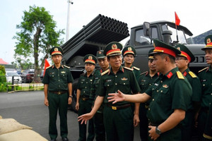 Thứ trưởng Bộ Quốc phòng trực tiếp trải nghiệm hai loại súng của Viettel, khen ngợi khả năng làm chủ công nghệ