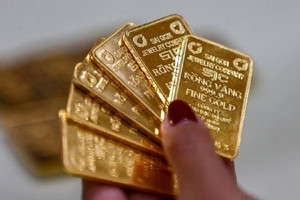 Mua vàng SJC vùng đỉnh 135,8 triệu, giờ bán lỗ bao nhiêu?