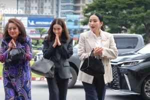 Vợ cũ cùng hai con gái đến thăm cựu Thủ tướng Thái Lan Thaksin trong tù