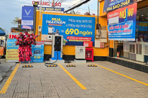 V-Green của tỷ phú Phạm Nhật Vượng biến 2.000 cửa hàng Thế Giới Di Động và Điện Máy Xanh thành trạm sạc, đổi pin xe VinFast