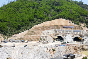 Hầm xuyên núi dài nhất tuyến cao tốc Khánh Hòa - Buôn Ma Thuột do Đèo Cả thi công chồng chất khó khăn