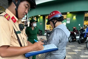 Chạy xe lên vỉa hè, nhiều người nhận mức phạt đến 6 triệu đồng