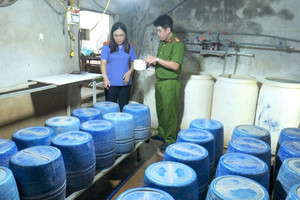 Đột kích xưởng sản xuất giá đỗ, Công an phát hiện 1,4 tấn giá đang được ‘tắm’ trong ‘nước kẹo’ giúp phát triển thần tốc