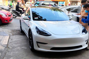 Dùng xe Tesla, nhiều bố mẹ phải đập cửa kính để cứu con
