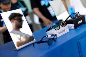 Kính thông minh Rayban tích hợp màn hình giá 21 triệu đồng, Mark Zuckerberg miêu tả là ‘cửa ngõ đến siêu trí tuệ'