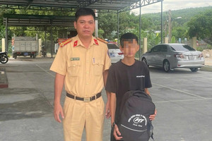 Nam sinh 16 tuổi đi xe khách vào TP. HCM tìm việc, tài xế nhìn sắc mặt lập tức dừng xe, mời công an đến làm việc