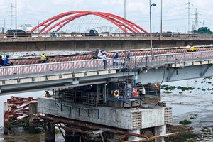 Cây cầu nặng 11.000 tấn tại TP. HCM lần đầu được áp dụng công nghệ kích nâng quy mô lớn