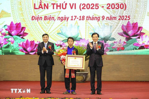 Trưởng bản cứu 90 người dân thoát lũ được trao Huân chương Lao động hạng Nhất