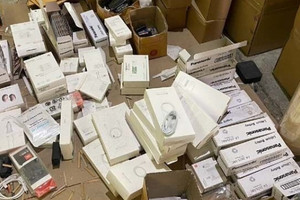 Lần theo chiếc xe tải bất thường, công an triệt phá đường dây sản xuất hàng nhái với quy mô lên tới 600.000 sản phẩm: Toàn thương hiệu quen