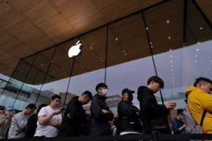 iPhone 17 'gây sốt' tại Trung Quốc: Hàng trăm người xếp hàng trong ngày đầu mở bán, thị phần Apple liệu có hồi sinh?