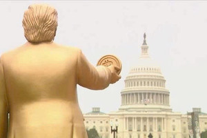Tượng vàng ông Trump cầm Bitcoin xuất hiện trước tòa nhà Quốc hội Mỹ đúng ngày Fed hạ lãi suất