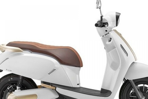 Xe điện phong cách Vespa cực hút mắt, giá 43 triệu đồng: Chạy 105 km/lần sạc, gắn thêm pin đi xa gấp đôi