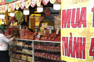 Bánh Trung thu đại hạ giá 'ế chỏng chơ', riêng mặt hàng này khách mua chen nhau đến nghẹt thở