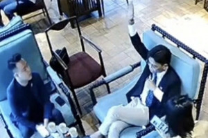 Tổng tài vẫy tay ra hiệu đánh người trong quán cà phê ở Times city từng từ chối 'deal triệu đô' từ 5 năm trước