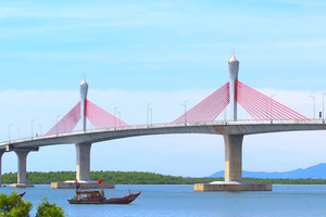 Cầu đẹp nhất Bắc miền Trung: Kiến trúc búp sen ấn tượng, cửa ngõ kết nối 2 tỉnh Nghệ - Tĩnh