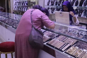 Người dân ồ ạt rút tiết kiệm để mua vàng: Chuyện gì đang xảy ra ở nền kinh tế số 1 Đông Nam Á?