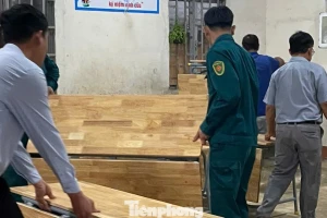 Hối hả thay bàn ghế mới sau 'Tối hậu thư' của Chủ tịch TPHCM