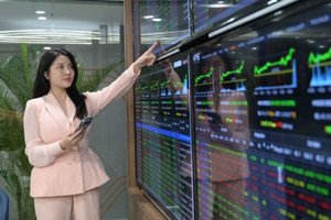 Chứng khoán và ngân hàng hồi phục giúp VN-Index lấy lại sắc xanh