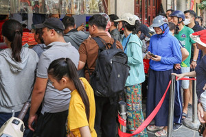 Không phải 'phố vàng', đây mới là nơi 'nóng' nhất những ngày này khi hàng trăm người kéo đến xếp hàng