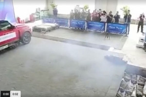 Ôtô điện tự bắn pin ra ngoài khi gặp sự cố, cộng đồng mạng bày tỏ sự bức xúc