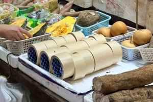 Cuộn băng dính bỗng 'cháy hàng', đua độ hot với cà chua, khoai tây trước bão Ragasa