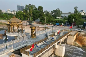 Vì sao một số đoạn sông Tô Lịch nước chuyển màu đen?