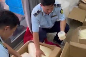 Lộ kho chứa 140kg “kem trộn” không nguồn gốc chuẩn bị tuồn ra thị trường: Chị em làm đẹp coi chừng rước họa vào thân