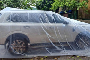 ‘Áo mưa toàn thân’ cho ô tô gây sốt mạng xã hội khi bão Ragasa và Bualoi áp sát: Loại rẻ 1 triệu, cao cấp tới 30 triệu đồng