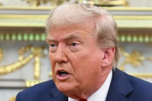 Giá vàng lao dốc, USD tăng cao do quyết định áp thuế trừng phạt của ông Trump