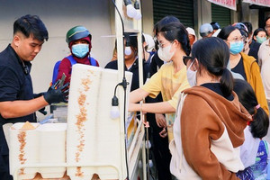 Mỗi ngày chỉ bán 1 tiếng, quầy bánh ven đường để khách chờ dài cả cây số vẫn cháy hàng