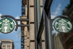 Starbucks đóng 500 cửa hàng, sa thải 900 nhân viên