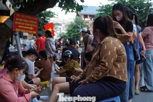 Hải Phòng: Xếp hàng từ 3 giờ sáng mua bánh trung thu truyền thống