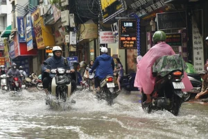 Mưa bão còn kéo dài ở Hà Nội