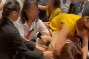 Xác minh, làm rõ cảnh hỗn loạn, trèo bàn giật phiếu mua nhà ở TP. HCM