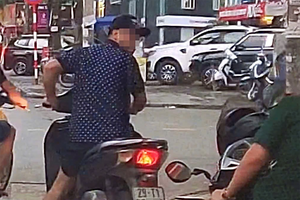 Xử phạt người đàn ông đi xe máy bấm còi inh ỏi