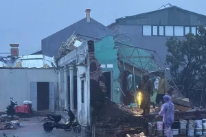 Cứu nhiều người mắc kẹt trong bão Bualoi ở Thanh Hóa
