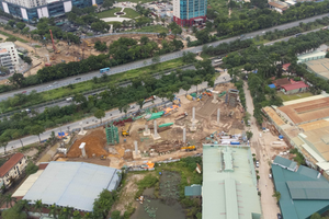 Nút giao gần 2.400 tỷ kết nối đường vành đai với đại lộ dài và đẹp nhất Việt Nam: Công trường tấp nập, dự kiến hoàn thành sau hơn 2 năm nữa