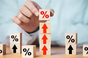Một ngân hàng vừa nâng lãi suất, nhiều kỳ hạn ngắn sát mức trần