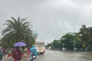 Điểm danh một số tuyến đường Hà Nội bị ngập, giao thông ùn tắc