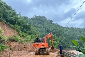Bão Bualoi chia cắt giao thông, đường sắt tê liệt nhiều ngày