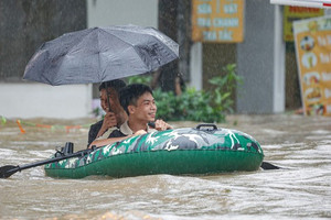 ‘Làng biệt thự triệu đô’ tiếp tục chìm trong biển nước, người dân chèo thuyền để di chuyển