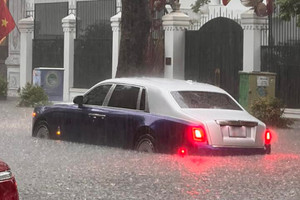 Xe siêu sang Rolls-Royce Phantom gần 25 tỷ đồng 'bất động' sau màn lội nước giữa mưa ngập