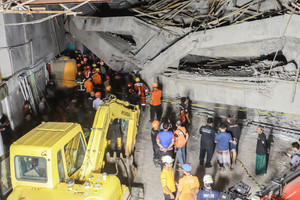 Trường học đang xây bất ngờ đổ sập khiến gần 100 học sinh thương vong, hàng chục em vẫn mắc kẹt dưới đống đổ nát