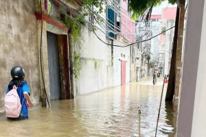 Nhiều nhà dân ở Bắc Ninh bị ngập trong nước lũ