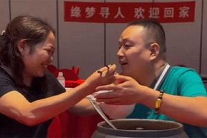 Cậu bé từng bị bắt cóc 33 năm trước đã trở thành doanh nhân thành đạt, quyết tâm tìm mẹ ruột báo hiếu