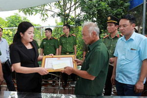 Truy tặng Bằng khen cho Tổ trưởng an ninh xả thân cứu 3 cháu nhỏ bị nước cuốn