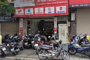 'Vua của mọi nghề' vào mùa bão: Thợ sửa xe Hà Nội làm không xuể sau trận mưa lớn