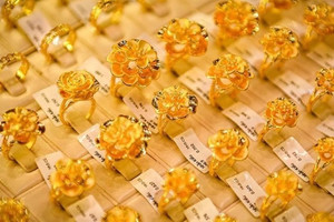 Giá vàng nhẫn và vàng miếng vọt lên mức chưa từng có
