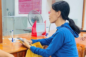 Chị Ngân đến Agribank rút 160 triệu để chuyển vào STK 100337439 của Hồng Thu, Công an xã lập tức đến yêu cầu ngừng mọi giao dịch